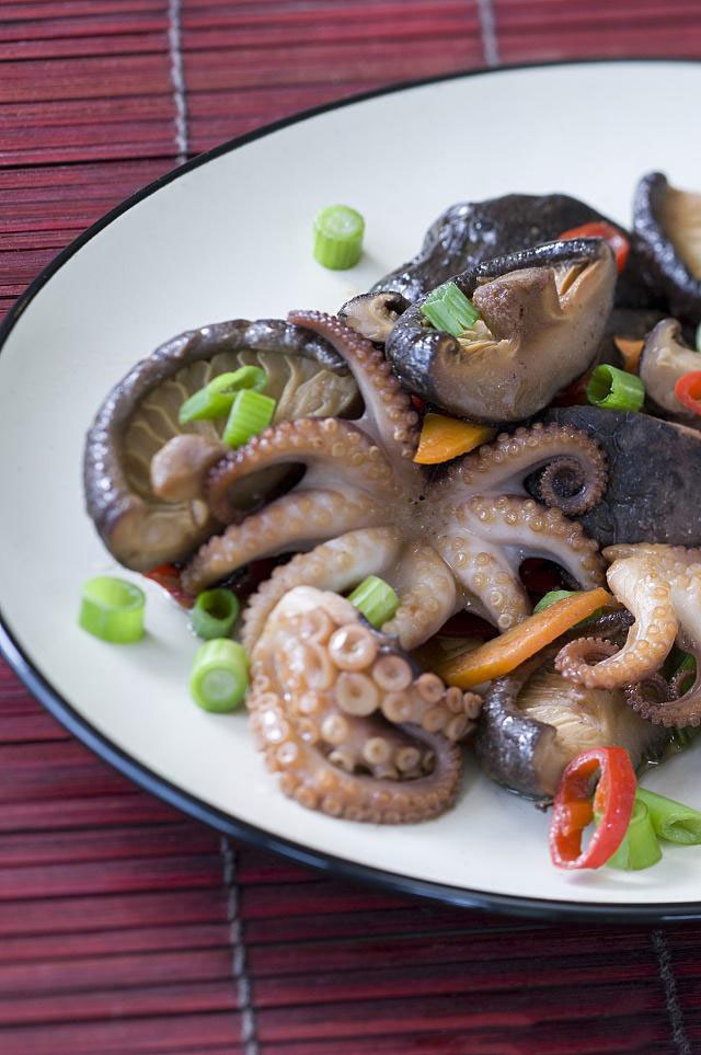 八爪魚哪個部位不能吃？網紅吃八爪魚為什么要爆頭？